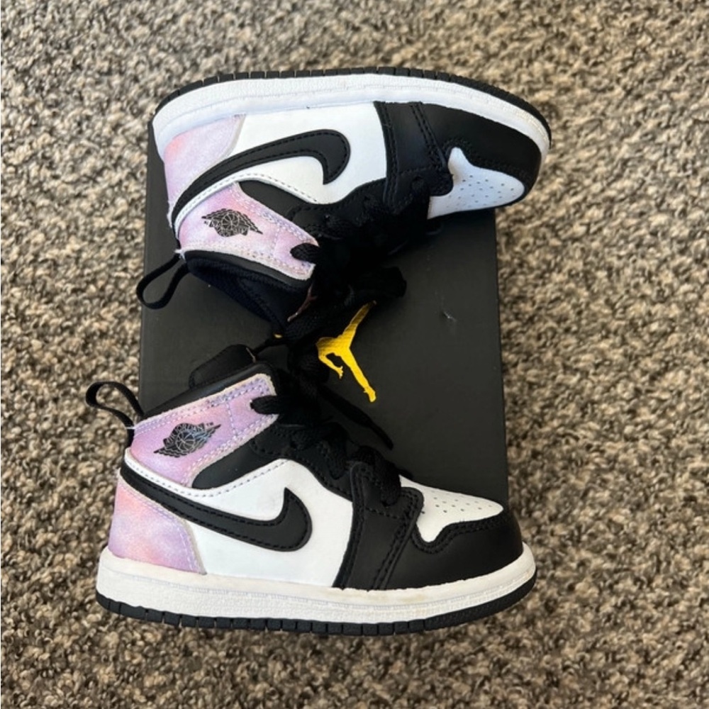 Jordan 1s size 7c girls - Picture 3 of 5